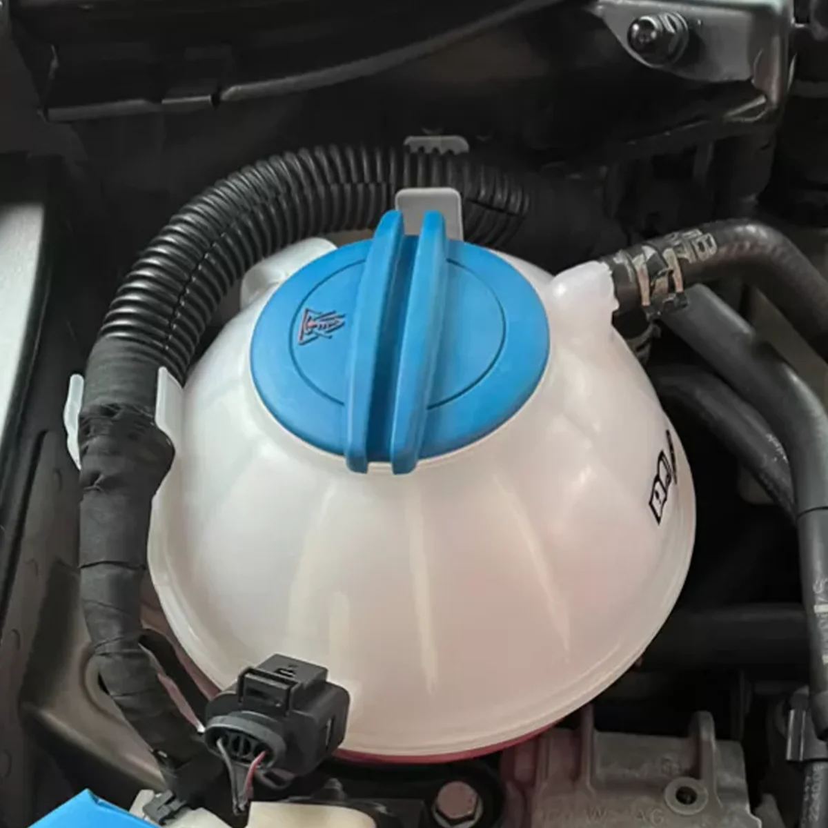 1K 0121407 Ein Automotor-Kühler-Kühlmittelbehälter-Ausgleichsbehälter – Bild 6